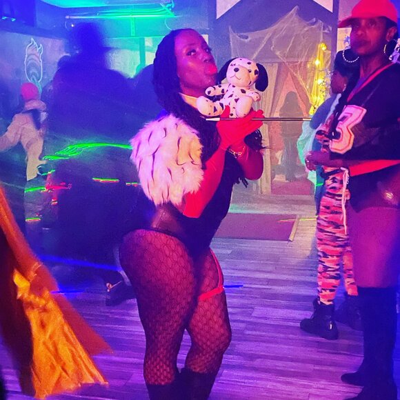 Cruella D'Ville - Sexy Movie Villain Costume - Picture 4 of 4